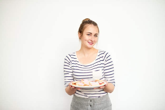 Usmievavá študentka s tanierom